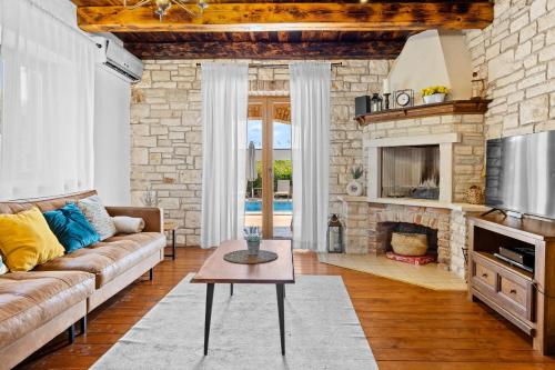 Rustic Villa Lara with pool - image 4