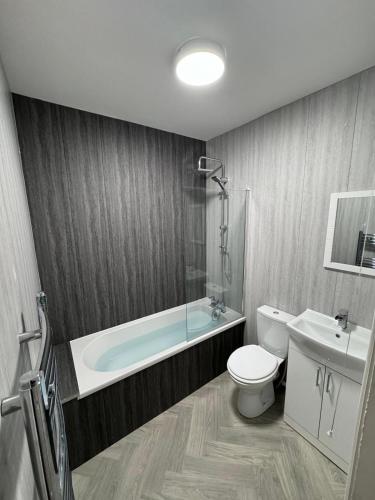 Fürdőszoba, 18F Station Flat -2 Bedroom Workstays UK in Dél-Billingham