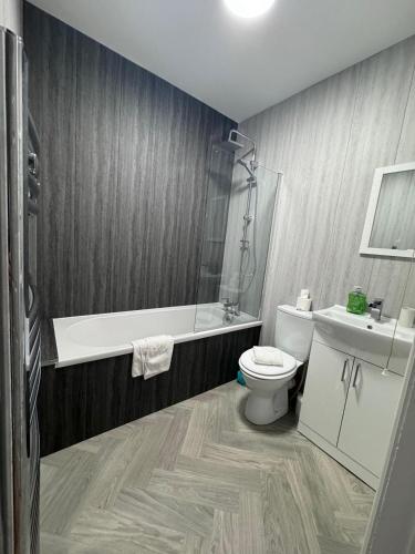 Fürdőszoba, 18F Station Flat -2 Bedroom Workstays UK in Dél-Billingham