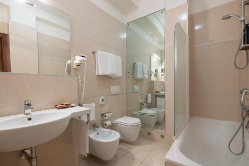 Standard Double Room image 7