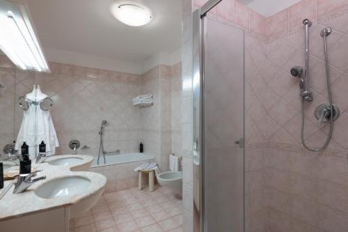 Deluxe Double Room image 10