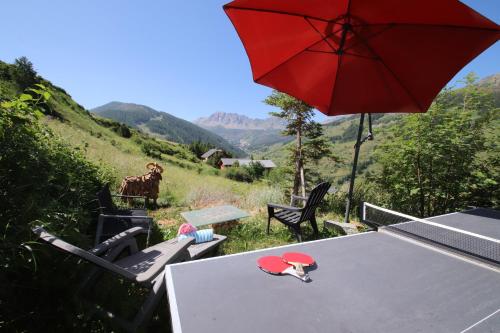 Charming Chalet w/ Mountain & Slope Views, Jacuzzi, Vars (fotografie 4)