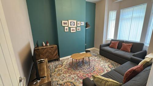 Modern 3BR Home Sleeps 7 Fast WiFi Perfect for Long Stays gîte à louer Levenshulme Railway Station
