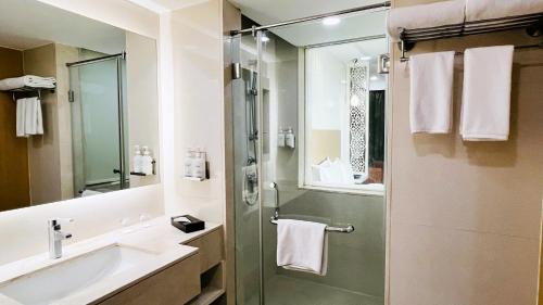 Premium Twin Room image 4