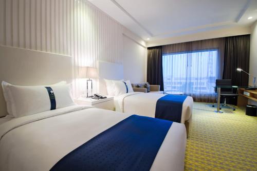 Premium Twin Room image 7