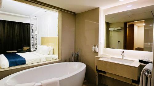 King Suite image 4