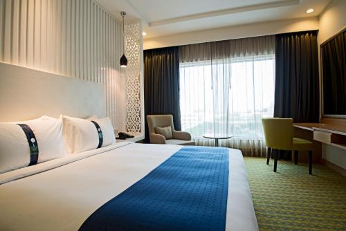 King Suite room in Holiday Inn Amritsar Ranjit Avenue By IHG