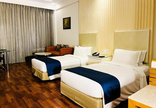 Premium Twin Room image 6