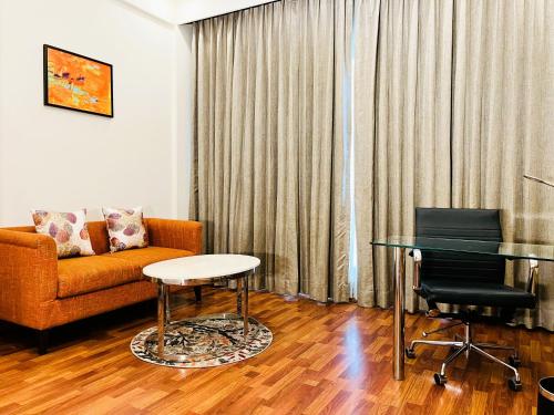 Premium Twin Room image 5