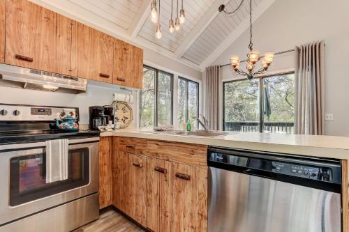 Castaway Cottage - Enjoy peace and quiet in Big Canoe in Holcomb, USA