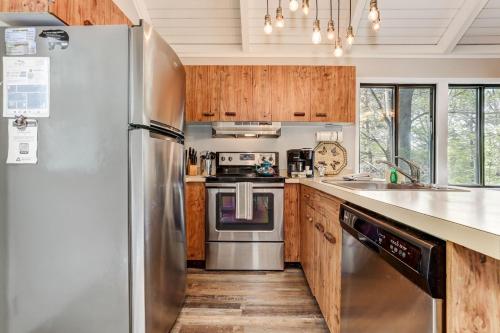 Castaway Cottage - Enjoy peace and quiet in Big Canoe in Holcomb, USA