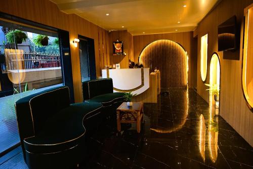 Lobby, Hotel Golden Arc near Victoria Gardens (Jijamata Udyan)
