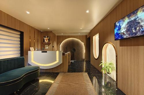 Lobby, Hotel Golden Arc near Victoria Gardens (Jijamata Udyan)
