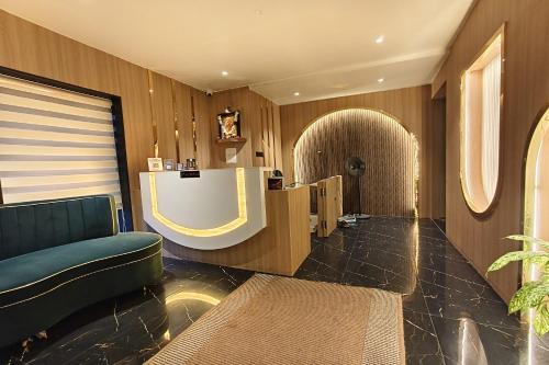 Lobby, Hotel Golden Arc near Victoria Gardens (Jijamata Udyan)