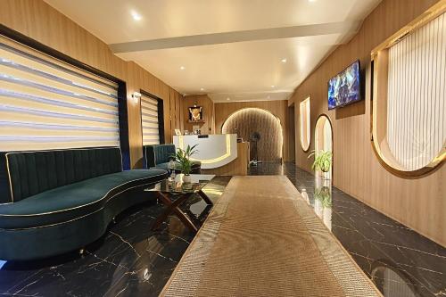 Lobby, Hotel Golden Arc near Victoria Gardens (Jijamata Udyan)