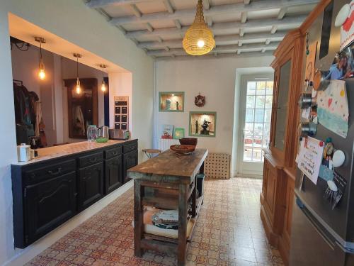virtuve, Large Artist's House in Provence in Saint-Victoret