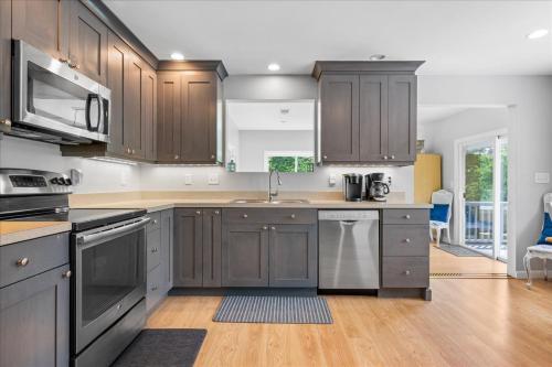 Unique Retreat with Private Patio, 4 King Beds and BBQ in 格羅頓