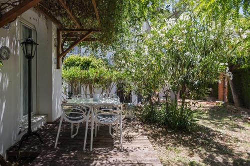 Two-Bedroom Deluxe Apartment with Garden View image 4