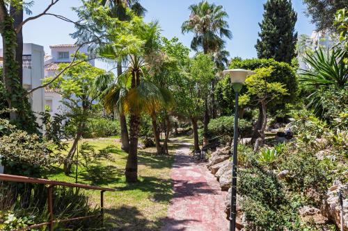 Two-Bedroom Deluxe Apartment with Garden View image 1