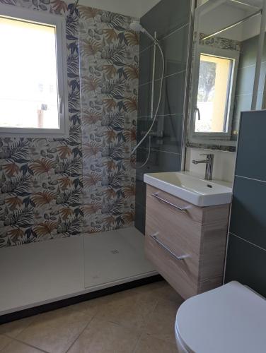 Zuhanyzó, Villa de bord de mer avec piscine privée (Villa de bord de mer avec piscine privee) in Plestin Les Greves