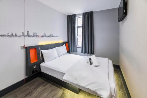 Accessible Double Room - Window room in easyHotel Leeds