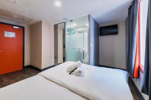 Standard Double Room with Window image 4