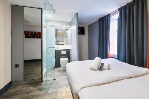 Standard Double Room with Window image 5