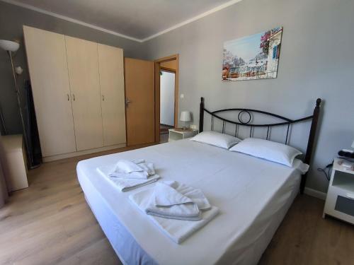 Deluxe One-Bedroom Apartment with Free Wifi image 10