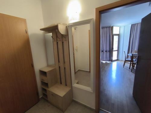 Deluxe One-Bedroom Apartment with Free Wifi image 9