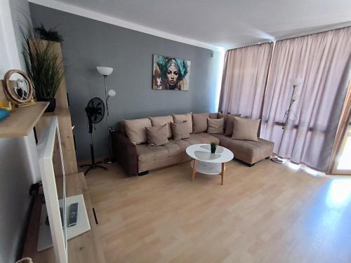 Deluxe One-Bedroom Apartment with Free Wifi image 7