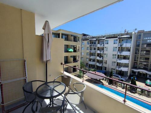 Deluxe One-Bedroom Apartment with Free Wifi image 5
