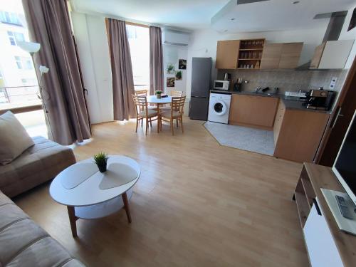 Deluxe One-Bedroom Apartment with Free Wifi image 4