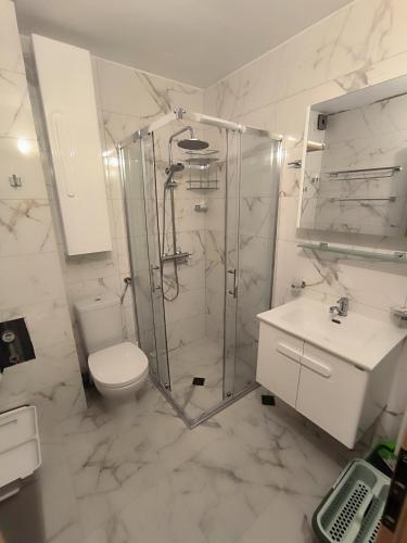 Deluxe One-Bedroom Apartment with Free Wifi image 3