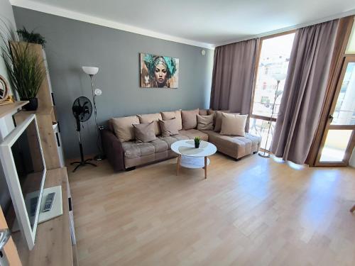 Deluxe One-Bedroom Apartment with Free Wifi image 6