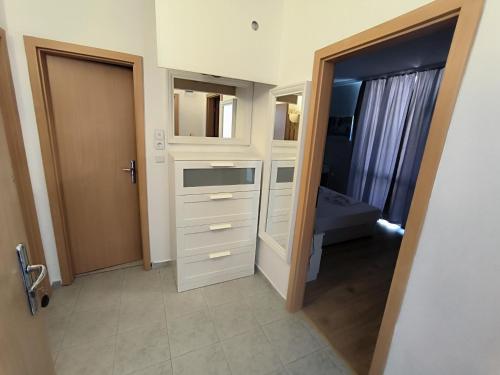Deluxe One-Bedroom Apartment with Free Wifi image 8
