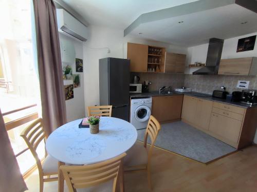 Deluxe One-Bedroom Apartment with Free Wifi image 1