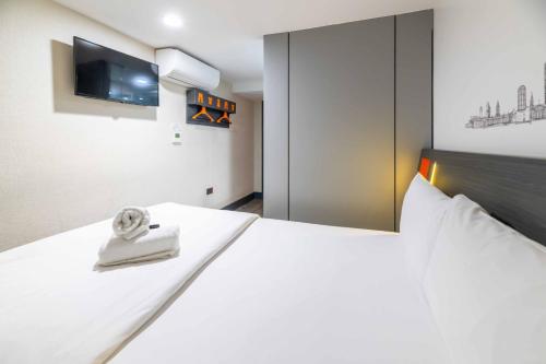 Standard Double Room No Window image 7