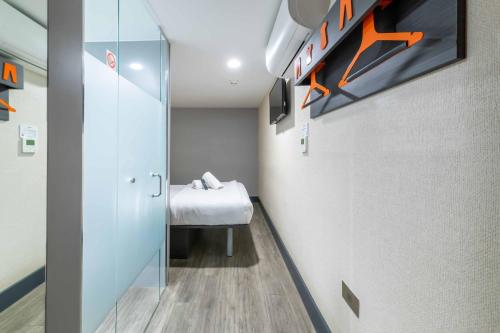 Standard Double Room No Window image 5