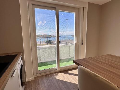 Kilátás, AMMG Tour Marina – Suites Signature | Vue Mer Panoramique, Jacuzzi & Design in Calais Városközpont