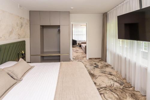 Suite with Morning Spa Access image 10