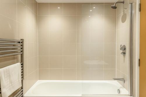 Still Life Tower Hill Executive - image 13