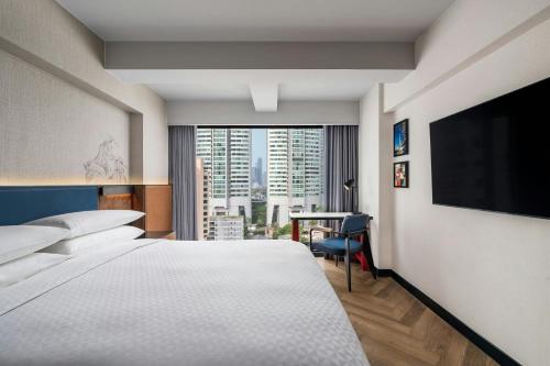 Deluxe Premier King Room with City View image 4