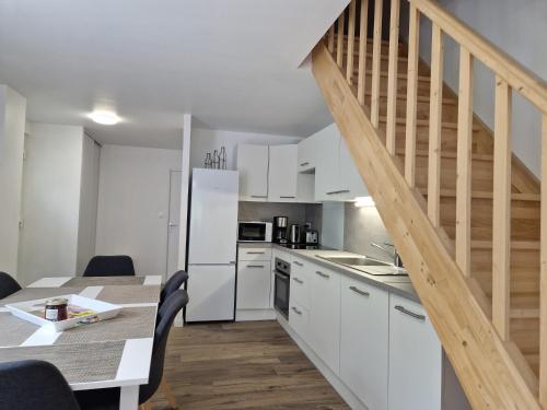 virtuve, Appartement rénové Au Rain Grébatte avec terrasse (Appartement renove Au Rain Grebatte avec terrasse) in La Croix-aux-Mines
