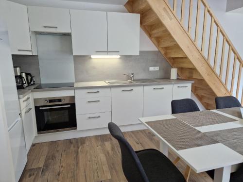 virtuve, Appartement rénové Au Rain Grébatte avec terrasse (Appartement renove Au Rain Grebatte avec terrasse) in La Croix-aux-Mines