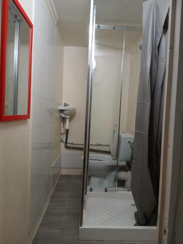 Chambre avec salle de bain privée, 20 min de Paris APPARTEMENT COMMUN (Chambre avec salle de bain privee, 20 min de Paris APPARTEMENT COMMUN) in Епине сюр Сен