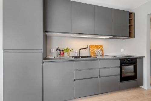 مطبخ, Mountain View & Balcony - Newly Renovated Apartment in Laksevåg