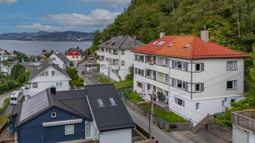 المنظر الخارجي, Mountain View & Balcony - Newly Renovated Apartment in Laksevåg