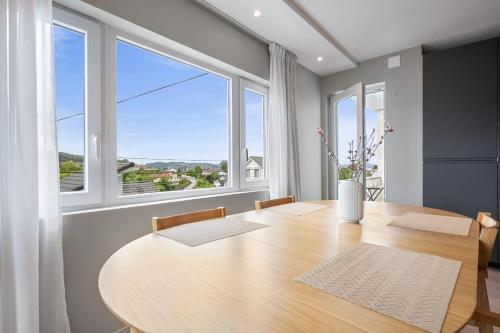 المرافق, Mountain View & Balcony - Newly Renovated Apartment in Laksevåg