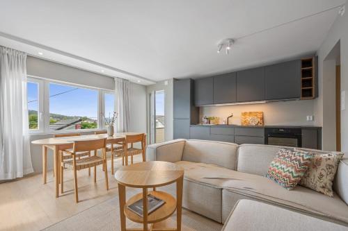 Mountain View & Balcony - Newly Renovated Apartment in Laksevåg