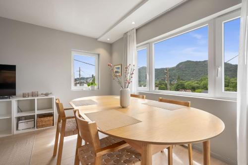 المرافق, Mountain View & Balcony - Newly Renovated Apartment in Laksevåg